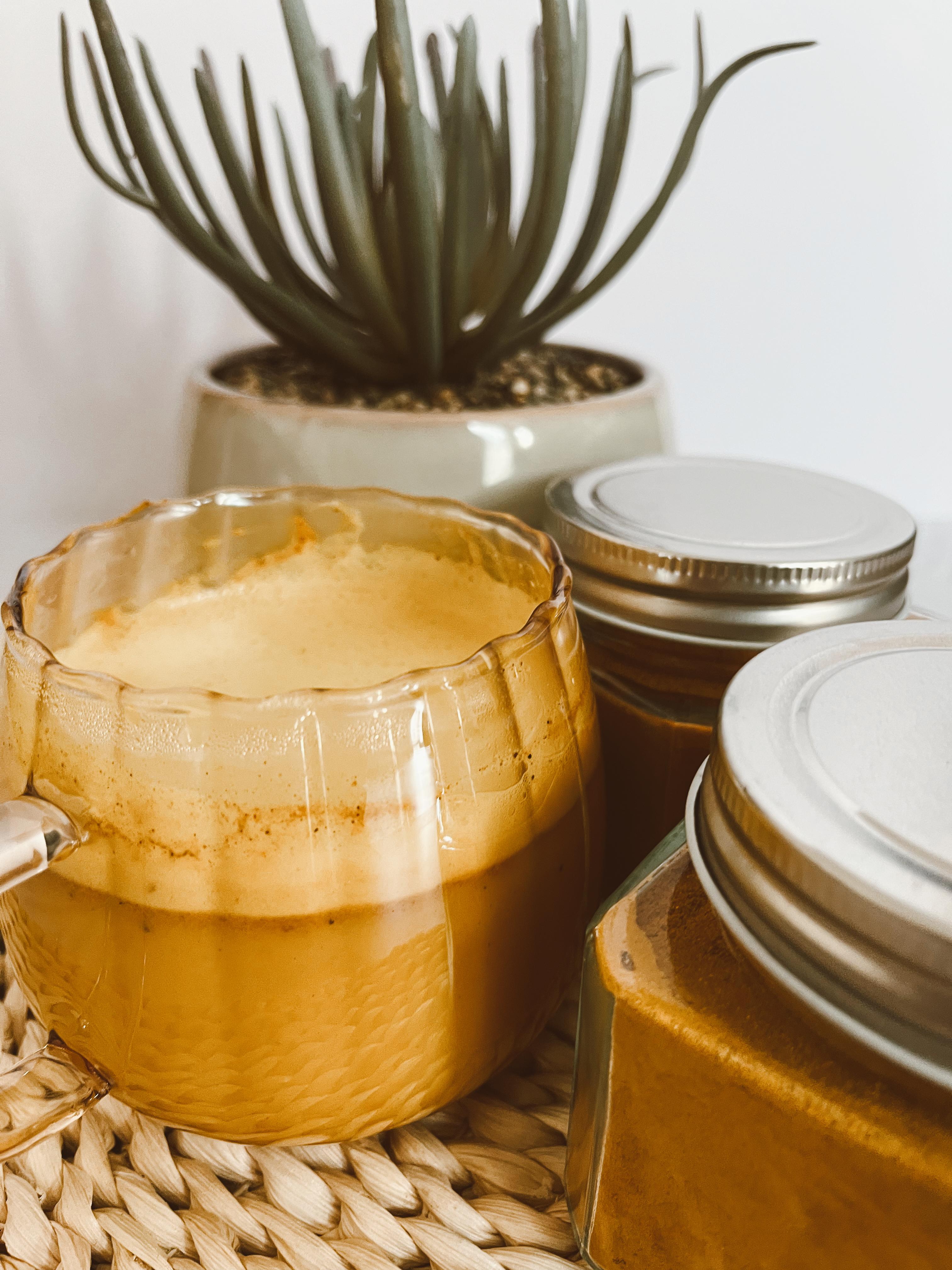 Descubre los Beneficios de la Cúrcuma y su Presencia en Nuestra Golden Milk de JuiceFactory - Cover Image